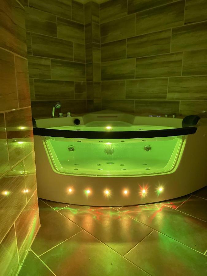 Ferienwohnung Jacuzzi And Privacy With 2 Balconies And Free Garage Budapest Exterior foto