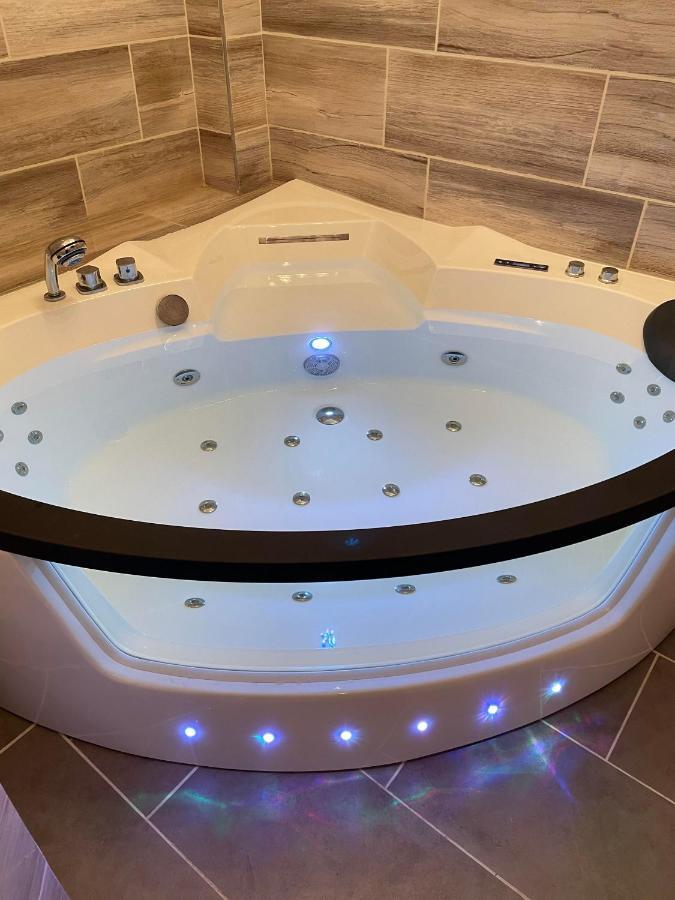 Ferienwohnung Jacuzzi And Privacy With 2 Balconies And Free Garage Budapest Exterior foto